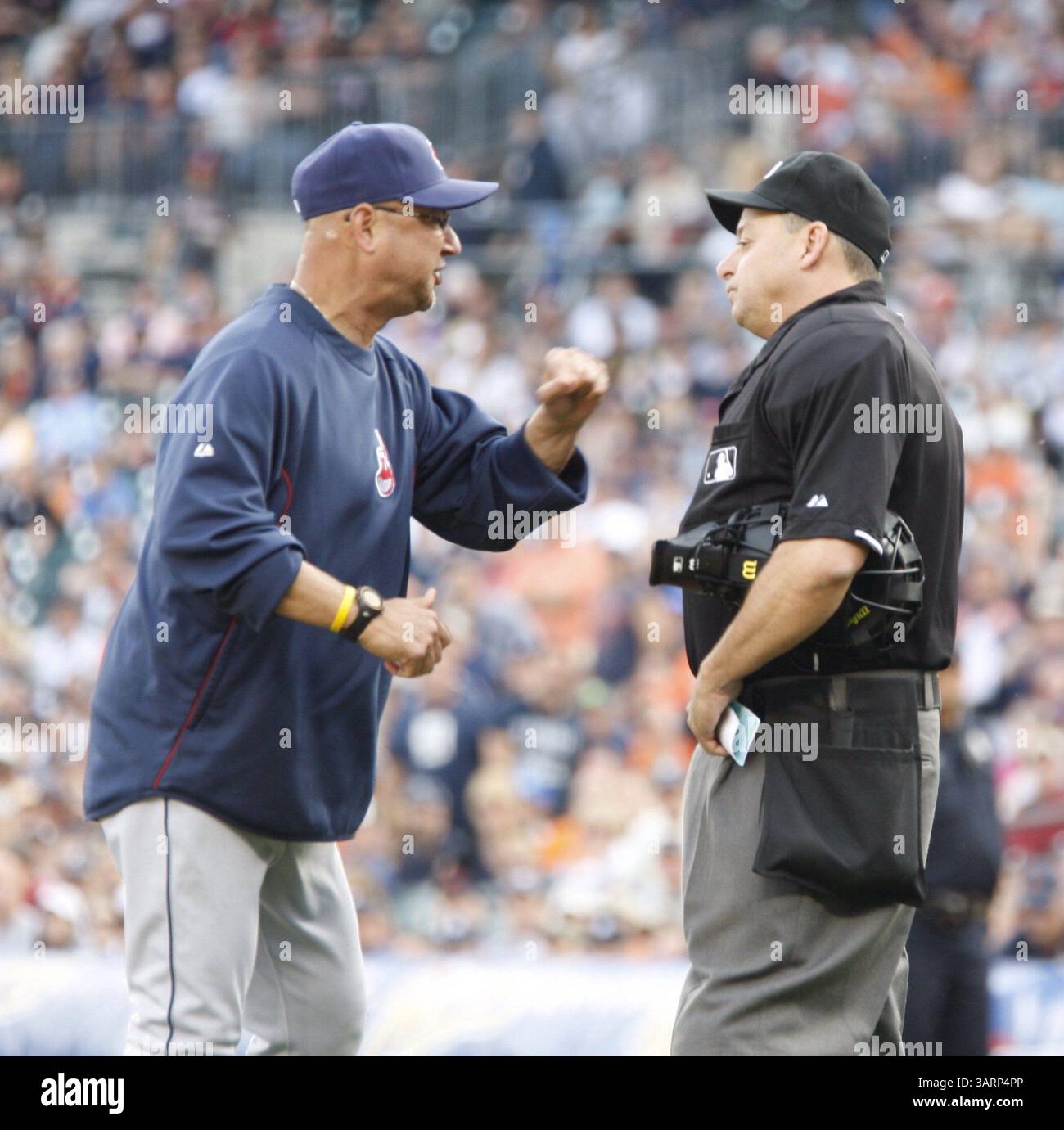 8 giugno 2013 - Detroit, mi, USA - il manager dei Cleveland Indians Terry Francona continua a discutere con l'arbitro Andy Fletcher dopo essere stato espulso nell'ottavo inning contro i Detroit Tigers al Comerica Park di Detroit, Michigan, sabato 8 giugno 2013. I Tigers hanno vinto 6-4. (Immagine di credito: © Julian H. Gonzalez/MCT/ZUMAPRESS.com) Foto Stock