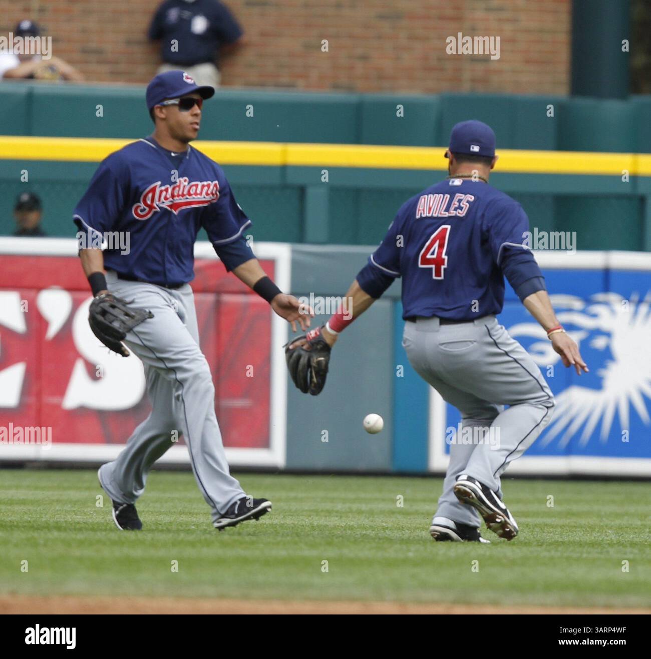 8 giugno 2013 - Detroit, mi, USA - i Cleveland Indians lasciarono l'esterno Michael Brantley, a sinistra, e l'interbase Mike Aviles lasciarono cadere un volo da Omar Infante dei Detroit Tigers nel terzo inning al Comerica Park di Detroit, Michigan, sabato 8 giugno 2013. Detroit ha vinto, 6-4. (Immagine di credito: © Julian H. Gonzalez/MCT/ZUMAPRESS.com) Foto Stock