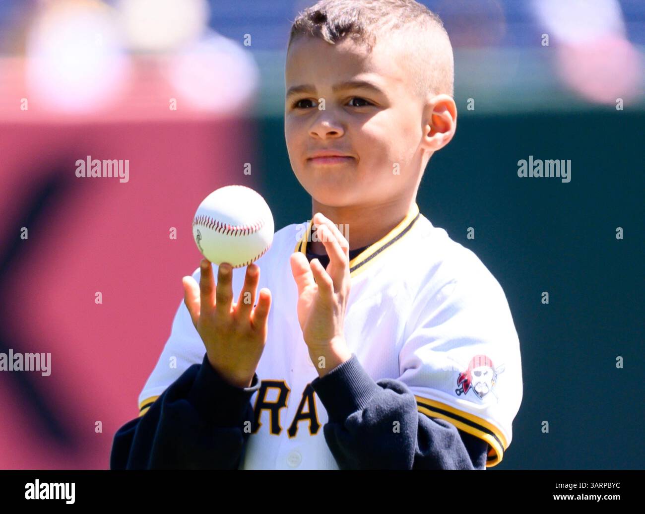 Pittsburgh, Stati Uniti. 16 aprile 2025. Roberto Clemente III, nipote della stella dei Pittsburgh Pirates Roberto Clemente aspetta di lanciare il primo campo prima dell'inizio della partita contro i Washington Nationals al PNC Park giovedì 17 aprile 2025 a Pittsburgh. Foto di Archie Carpenter/UPI credito: UPI/Alamy Live News Foto Stock