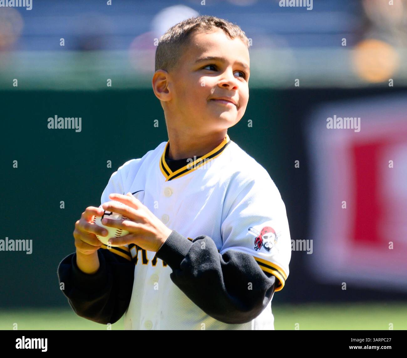 Pittsburgh, Stati Uniti. 16 aprile 2025. Roberto Clemente III, nipote della stella dei Pittsburgh Pirates Roberto Clemente aspetta di lanciare il primo campo prima dell'inizio della partita contro i Washington Nationals al PNC Park giovedì 17 aprile 2025 a Pittsburgh. Foto di Archie Carpenter/UPI credito: UPI/Alamy Live News Foto Stock