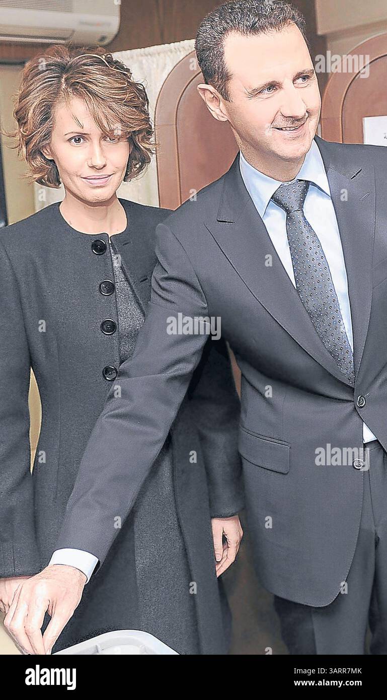 26 febbraio 2012 - DAMASCO, Repubblica araba siriana - XNM29a DAMASCO (SIRIA) 26/2/2012.- foto facilitada por la agencia siria de noticias (sana) que muestra al presidente sirio Bashar al-Assad (c), y su esposa asma, (i), votando en el referÌ©ndum sobre la nueva ConstituciÌ3n paÌ, que abre el votaciÌ3n-s al multipartium al-s al- Dì de Asam am, 26 2012. MÌÁs de 14 millones de electores estÌÁn llamados a sufragar en este plebiscito, boicoteado por la oposiciÌ3n. EFE/SANA DISPENSA SOLO USO EDI Foto Stock