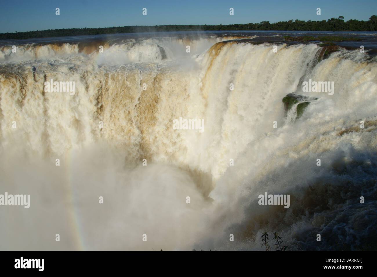La maestosa potenza delle Cascate dell'Iguazú viene catturata drammaticamente dalla Gola del Diavolo (Garganta del Diablo). Foto Stock