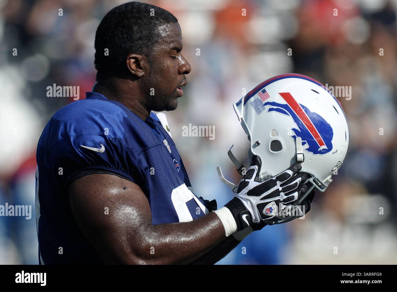 30 luglio 2013 - Rochester, New York, U. S - il defensive end dei Buffalo Bills CORBIN BRYANT (97) cammina da bordo campo durante una sessione mattutina di allenamento al St. John Fisher College di Rochester, NY. (Credit Image: © Michael Johnson/ZUMAPRESS.com) Foto Stock
