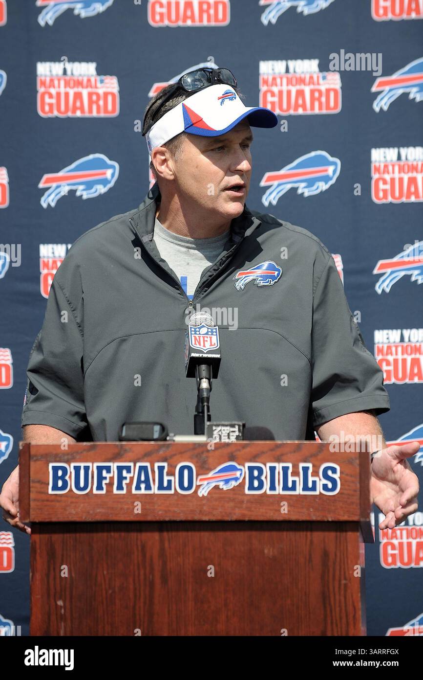 30 luglio 2013 - Rochester, New York, U. S - il capo-allenatore dei Buffalo Bills DOUG MARRONE si rivolge ai media dopo la sessione mattutina del training camp al St. John Fisher College di Rochester, NY. (Credit Image: © Michael Johnson/ZUMAPRESS.com) Foto Stock