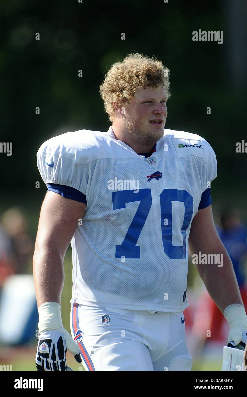 30 luglio 2013 - Rochester, New York, U. S - Buffalo Bills Center ERIC WOOD (70) cammina attraverso il campo durante una pausa durante la sessione mattutina del campo di allenamento al St. John Fisher College di Rochester, NY. (Immagine di credito: © Michael Johnson/ZUMAPRESS.com) Foto Stock