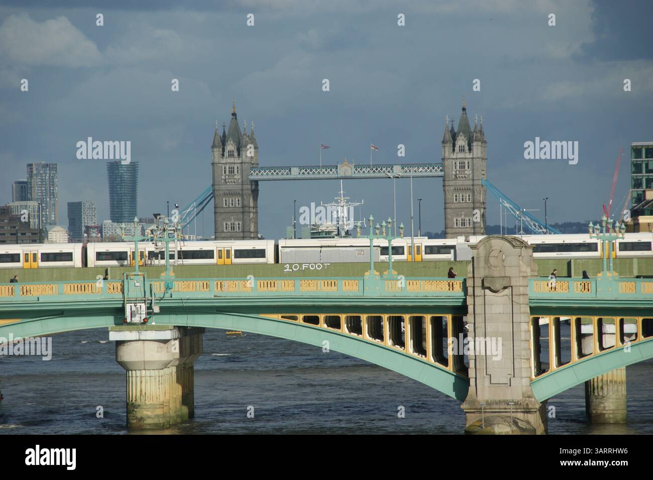 Una vista pittoresca del Tamigi con il Southwark Bridge in primo piano e l'iconico Tower Bridge sullo sfondo. Foto Stock