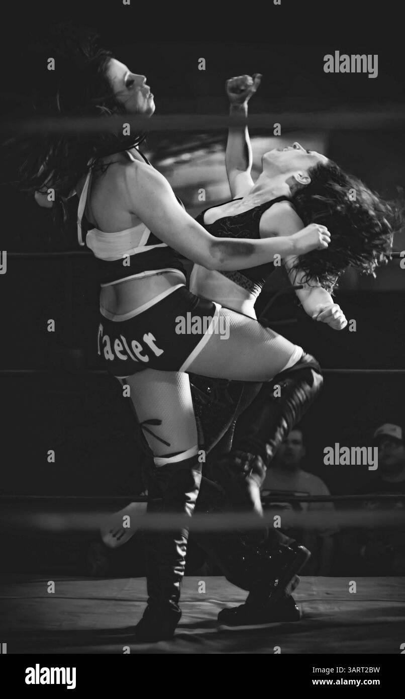 The Queens of Combat: Un evento di wrestling femminile tenuto al Club Hush di Charlotte, Carolina del Nord nel 2014. Foto Stock