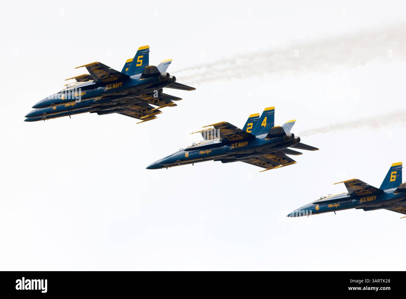 2 novembre 2013 - South Bend, Indiana, U. S - i Blue Angels della Marina degli Stati Uniti sorvolano il Notre Dame Stadium prima della partita tra la Marina e Notre Dame. I Notre Dame Fighting Irish sconfissero i Navy Midshipmen 38-34 al Notre Dame Stadium di South Bend, Indiana. (Immagine di credito: © Frank Jansky/ZUMAPRESS.com) Foto Stock