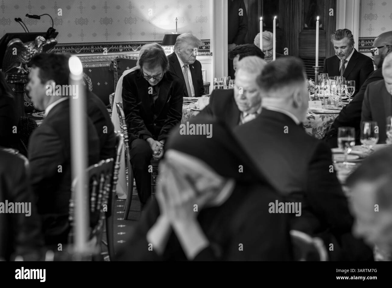 Il presidente Donald Trump partecipa a un servizio di preghiera di Pasqua e a una cena, mercoledì 16 aprile 2025, nella camera Blu della Casa Bianca. (Foto ufficiale della Casa Bianca di Joyce N. Boghosian) Foto Stock