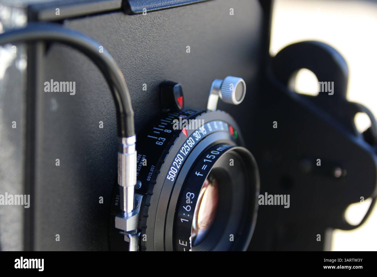 L'obiettivo manuale è regolato da leve e quadranti su una fotocamera in stile soffietto vecchio stile. Foto Stock