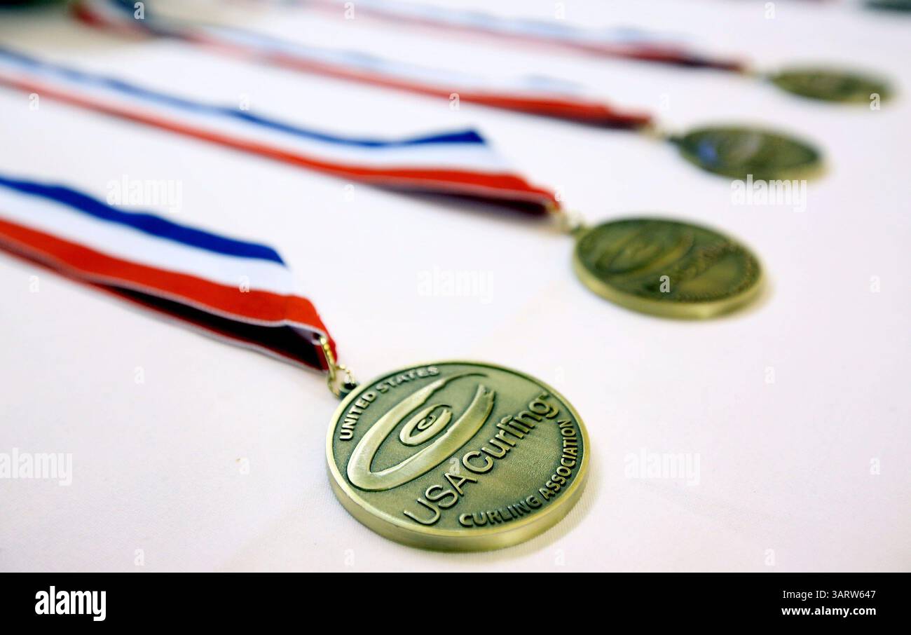 17 novembre 2013 - Fargo, North Dakota, USA - Medaglie d'oro sono state poste su un tavolo prima dei test per il curling a squadre olimpiche maschili presso la Scheels Arena di Fargo, N.D., domenica 17 novembre 2013. (Immagine di credito: © Carlos Gonzalez/MCT/ZUMAPRESS.com) Foto Stock