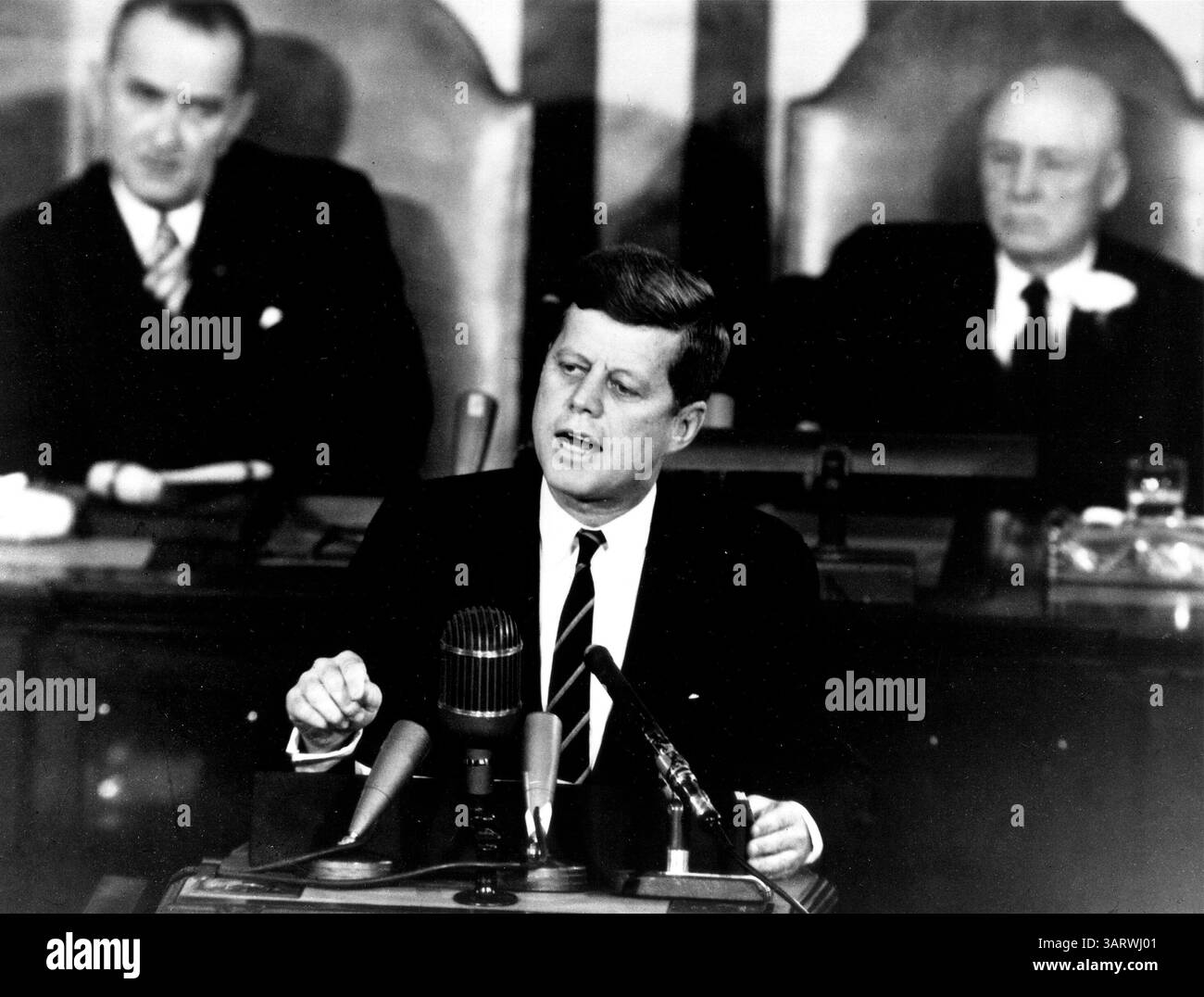 20 novembre 2013 - Washington, District of Columbia, U. S - il presidente degli Stati Uniti John F. Kennedy ha delineato la sua visione per l'esplorazione umana dello spazio in una sessione congiunta del Congresso degli Stati Uniti, a Washington, DC il 25 maggio 1961, quando ha dichiarato: "...credo che questa nazione dovrebbe impegnarsi a raggiungere l'obiettivo, prima che questo decennio sia finito, di far atterrare un uomo sulla Luna e riportarlo sano e salvo sulla Terra". Questo obiettivo fu raggiunto quando l'astronauta Neil A. Armstrong divenne il primo umano a mettere piede sulla Luna alle 22:56 del pomeriggio EDT, 20 luglio 1969. Sullo sfondo sono mostrate, (sinistra) Vice P. Foto Stock