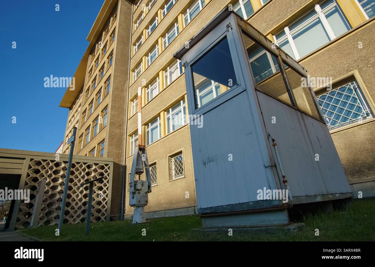 Ex cabina di guardia della RDT e barriera d'ingresso presso il Museo Stasi di Berlino, parte dello storico complesso del Ministero della sicurezza dello Stato. Foto Stock
