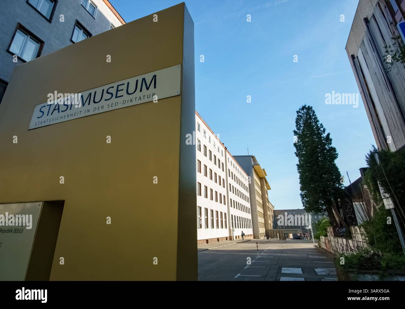 Ingresso principale del Museo della Stasi a Berlino-Lichtenberg, situato nell'ex sede del Ministero della sicurezza dello Stato della Germania Est (MFS). Foto Stock