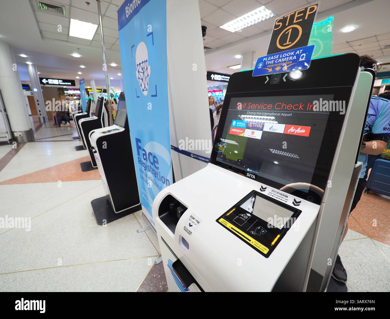 CHIANGMAI, TAILANDIA - 17 APRILE 2025: Check-in automatico o macchina self-service all'Aeroporto Nazionale di Chiang mai. Foto Stock