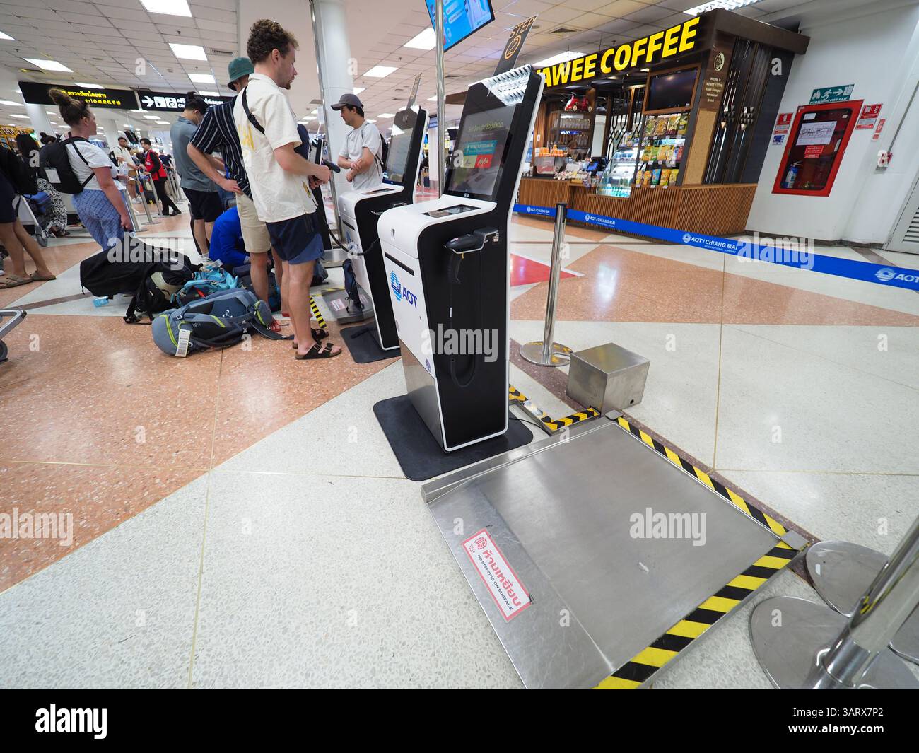 CHIANGMAI, TAILANDIA - 17 APRILE 2025: Check-in automatico o macchina self-service all'Aeroporto Nazionale di Chiang mai. Foto Stock