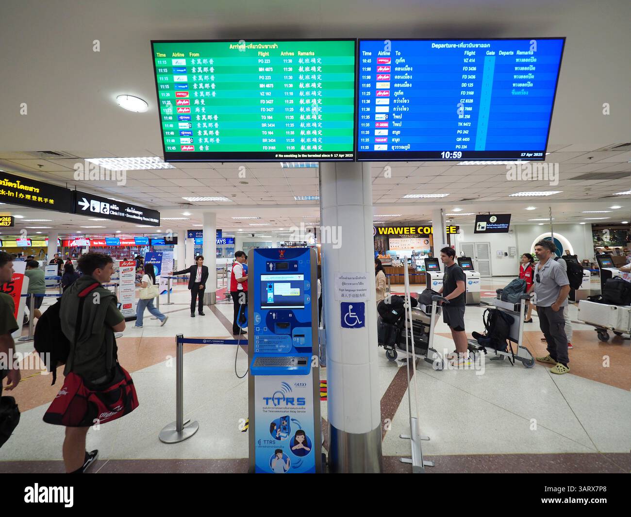 CHIANGMAI, TAILANDIA - 17 APRILE 2025: Check-in automatico o macchina self-service all'Aeroporto Nazionale di Chiang mai. Foto Stock