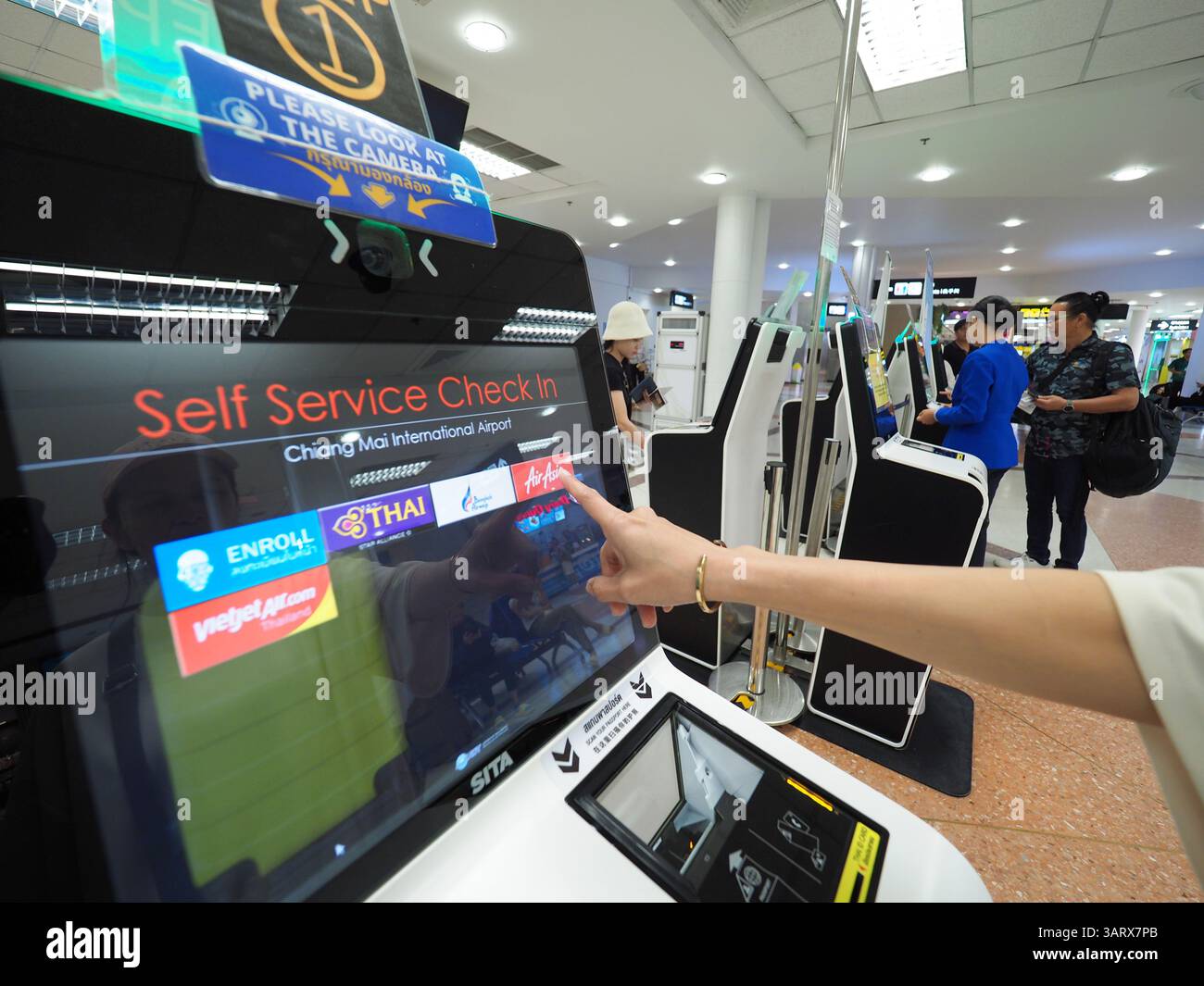 CHIANGMAI, TAILANDIA - 17 APRILE 2025: Check-in automatico o macchina self-service all'Aeroporto Nazionale di Chiang mai. Foto Stock