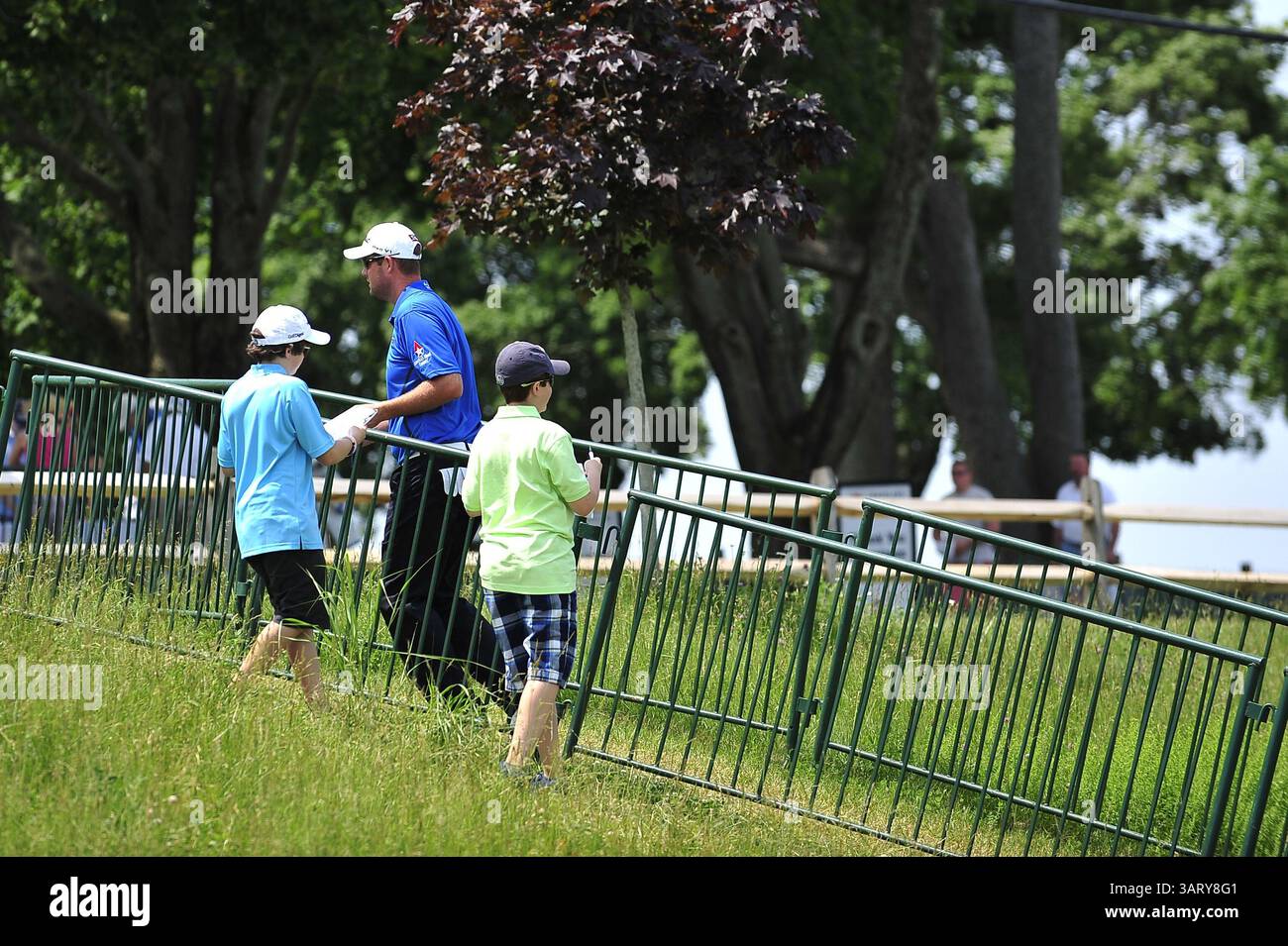 22 giugno 2013 - Cromwell, Connecticut, Stati Uniti d'America - Cromwell, CT - 22 giugno 2013: Marc Leishman firma autografi per i tifosi dopo aver lasciato la pratica durante il Travelers Championship a TPC River Highlands a Cromwell, Connecticut. (Immagine di credito: © Brian Ciancio/ZUMAPRESS.com) Foto Stock