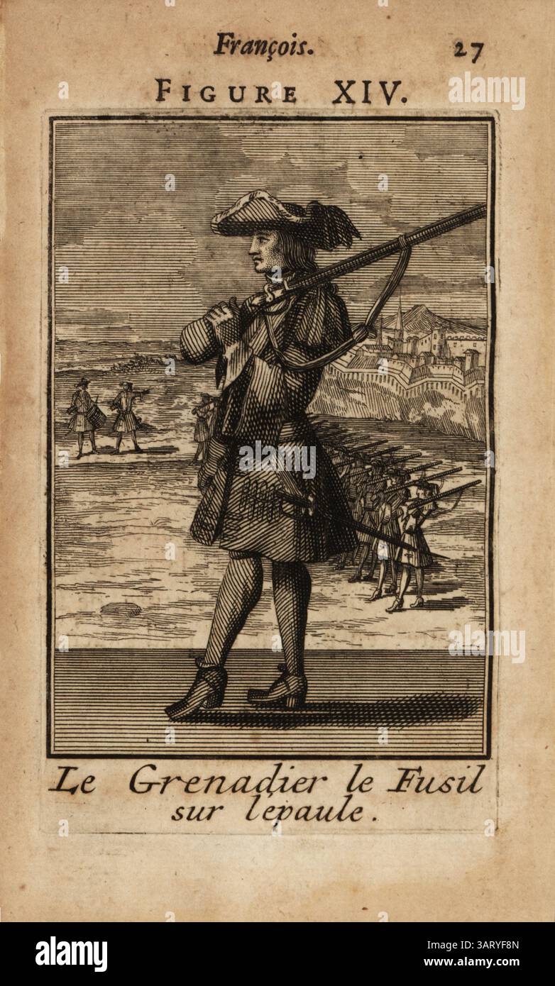 Granatiere francese con moschetto a pietra focaia sulla spalla. Soldier in tricorn, cappotto militare, tubo e scarpe in pelle. Le Grenadier le fusil sur l'epaule. Incisione Copperplate di Pierre Giffart di l'Art Militaire Francois pour l'Infanterie, Pierre Giffart, Parigi, 1696. Libro di esercizi militari francesi del XVII secolo per la fanteria che copre carri di moschetto, picche, spada e granate. Foto Stock