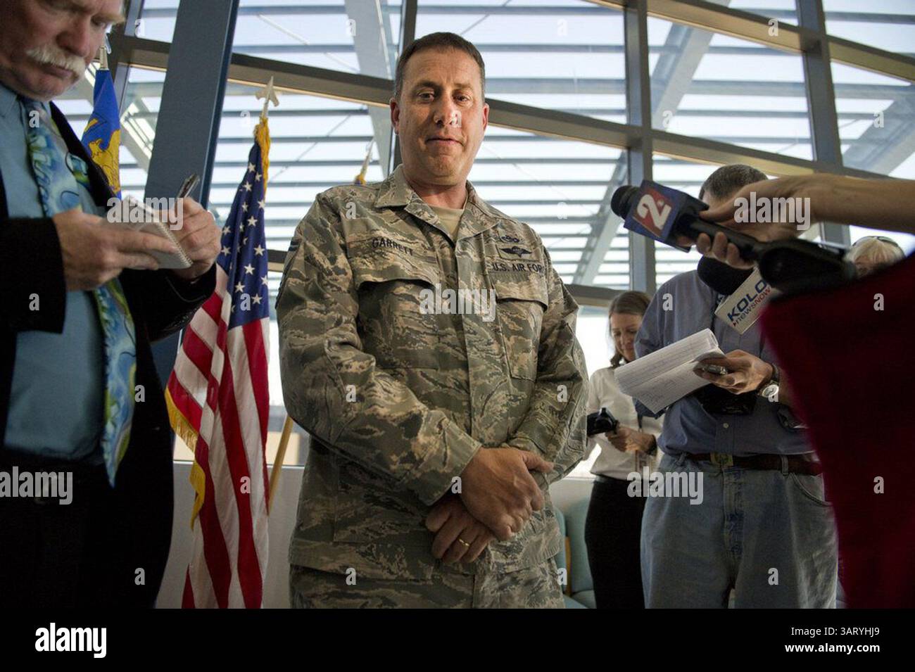 22 ottobre 2013 - Sparks, NV, USA - Senior Master Sgt. Robert Garrett, Air Terminal Operations Supervisor presso la Nevada Air National Guard, parla della morte del Master Sgt. Michael Landsberry durante una conferenza stampa martedì 22 ottobre 2013 a Sparks, Nevada. Un uomo armato di 12 anni alla Sparks Middle School ha ucciso Landsberry, un insegnante di matematica di ottava elementare di 45 anni alla scuola, lunedì. (Immagine di credito: © Hector Amezcua/MCT/ZUMAPRESS.com) Foto Stock