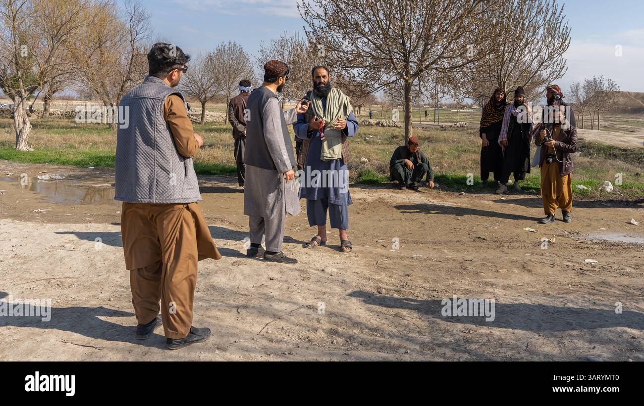 Incontro e intervista di residenti locali con un famoso blogger, discussione della situazione nell'economia dell'Afghanistan Foto Stock