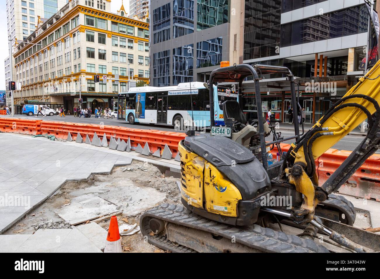 Nuovo marciapiede in fase di installazione lungo Elizabeth Street nel centro di Sydney, lavori di costruzione con miniescavatore scavatore, NSW, Australia Foto Stock