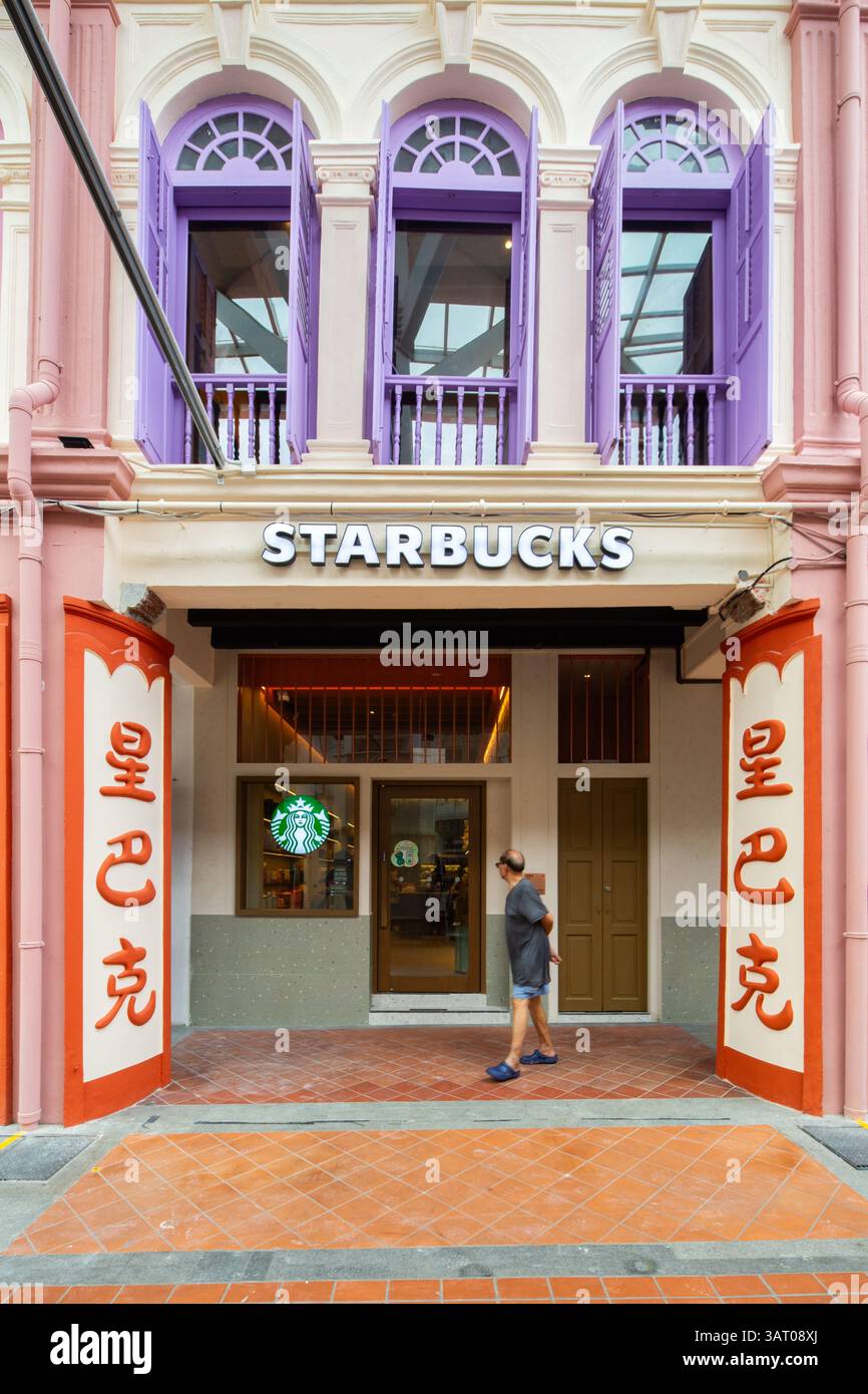 Punto vendita Starbucks con vista verticale e caffetteria allestiti all'interno di un negozio a due piani, una popolare destinazione turistica, Chinatown, Singapore. Foto Stock