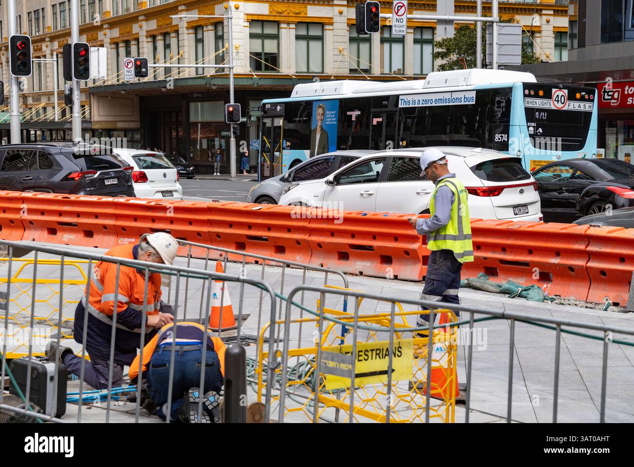Lavori di costruzione per l'installazione di un nuovo marciapiede sulla Elizabeth Street nel centro di Sydney, New South Wales, Australia Foto Stock