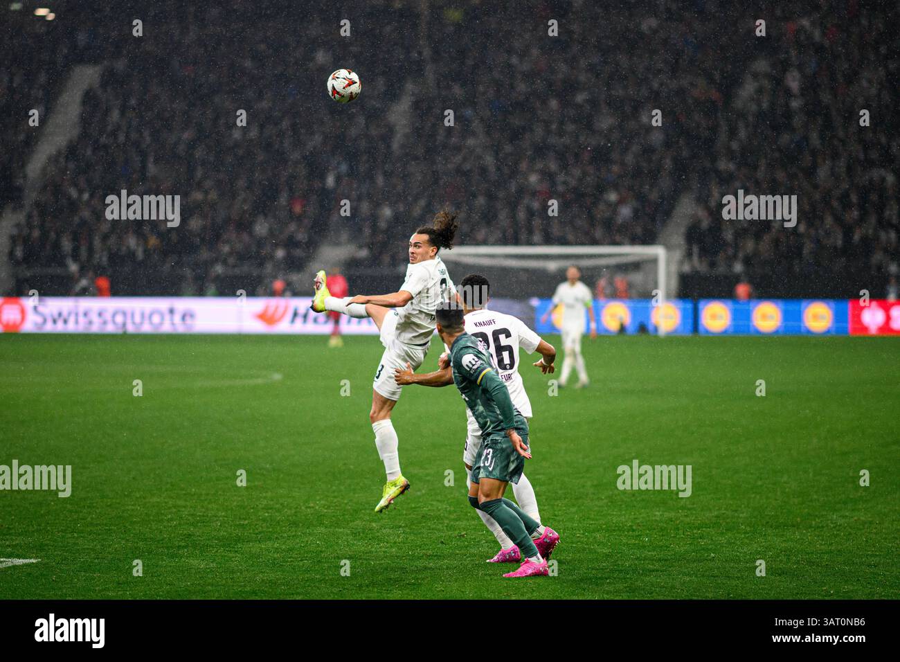 FRANCOFORTE, GERMANIA - 17 APRILE 2025: Arthur Theate - la partita di calcio di UEFA Europa League tra Eintracht Francoforte e Tottenham Hotspur F.C., a De Foto Stock