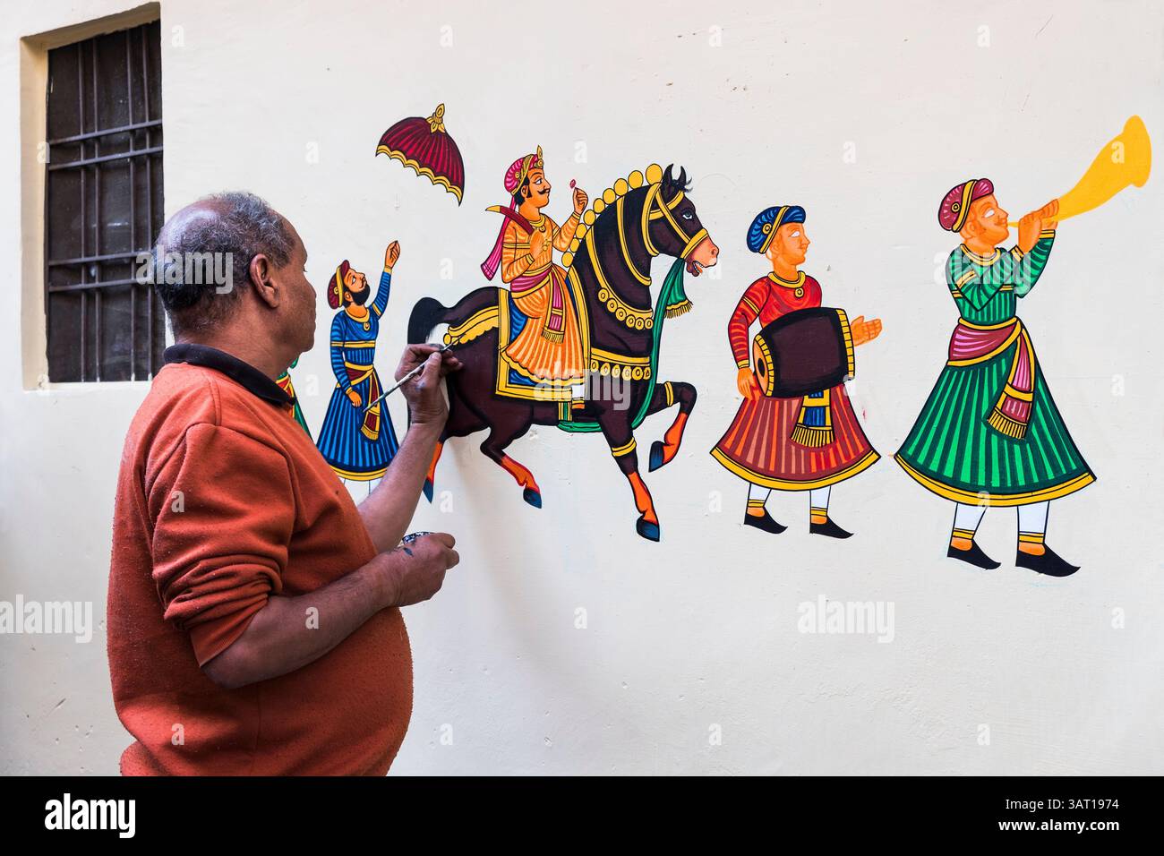 Artista di pittura murale al lavoro Udaipur Rajasthan India Foto Stock