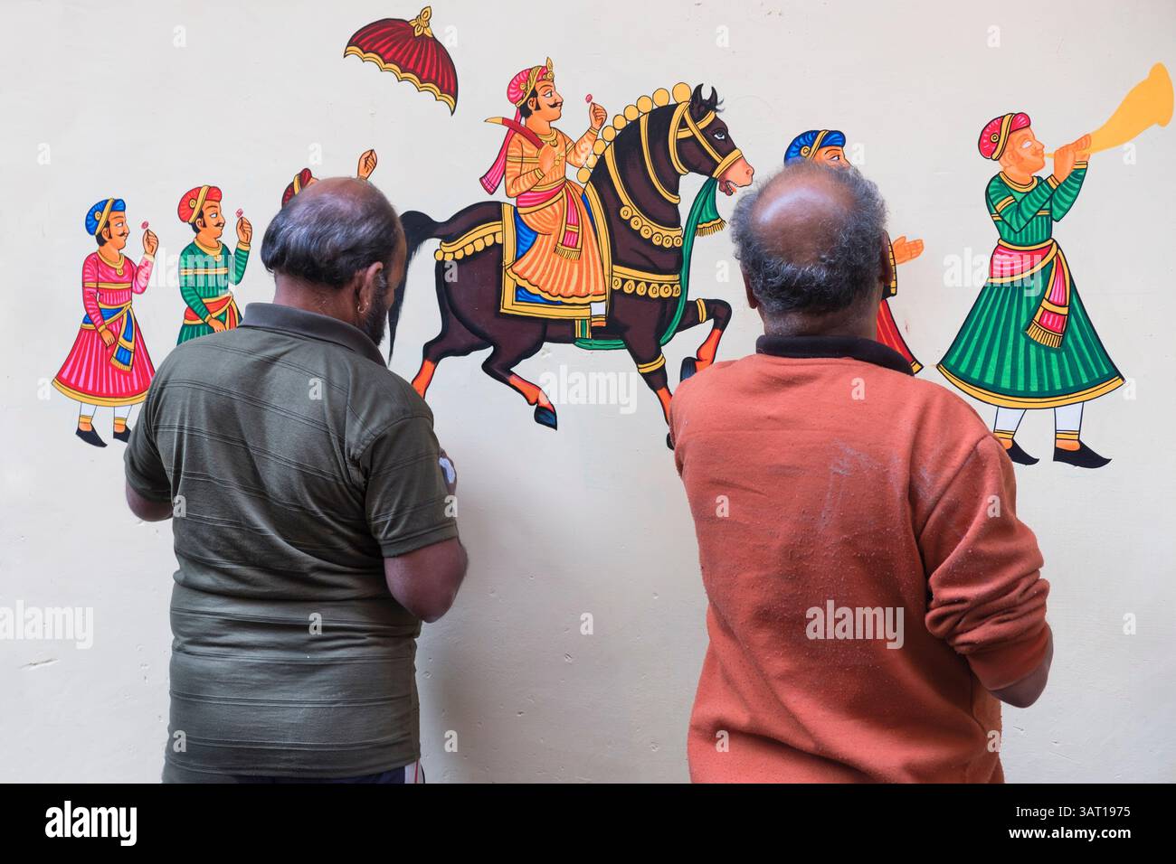 Artisti di pittura murale al lavoro Udaipur Rajasthan India Foto Stock