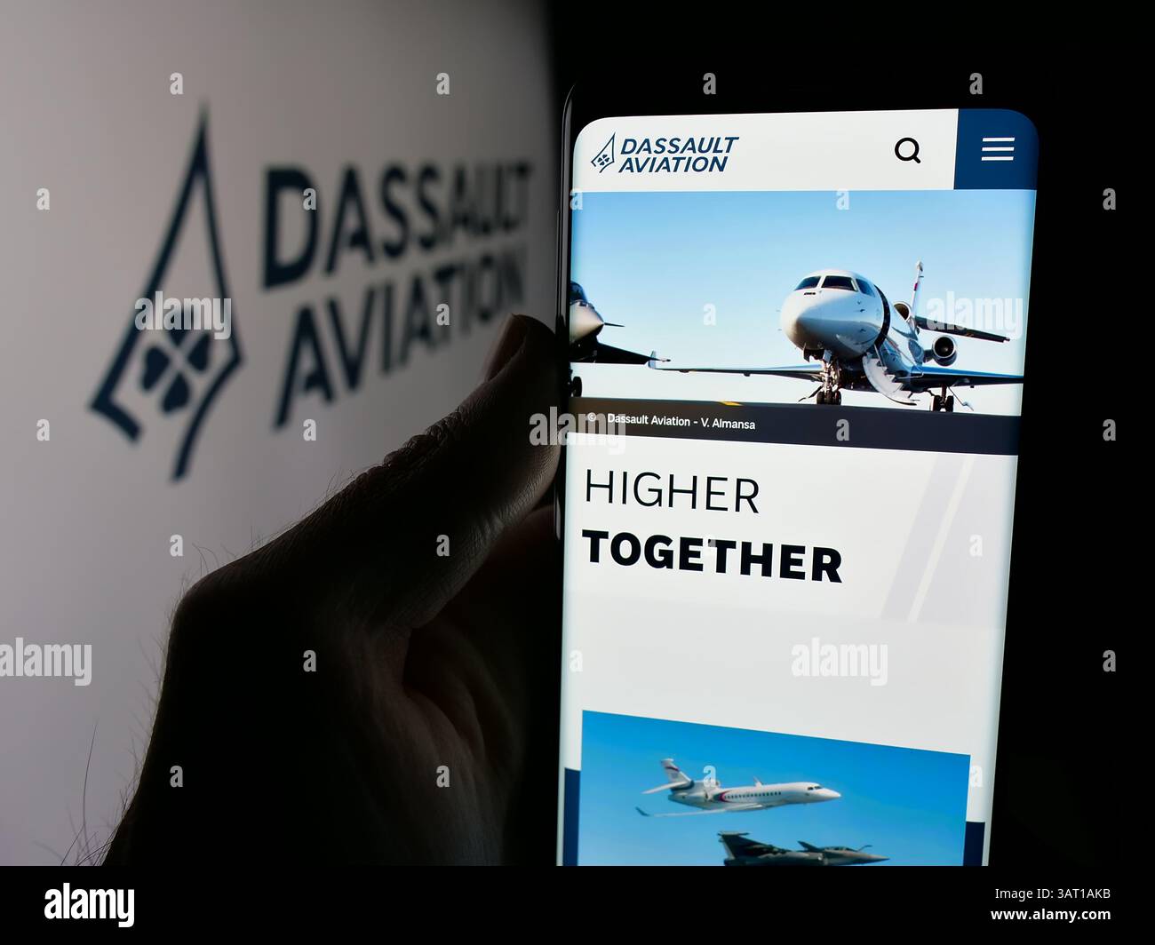 Germania. 13 marzo 2025. In questa immagine, una persona ha in mano uno smartphone con il sito Web della società francese Dassault Aviation S.A. sullo schermo davanti al logo. Credito: SOPA Images Limited/Alamy Live News Foto Stock