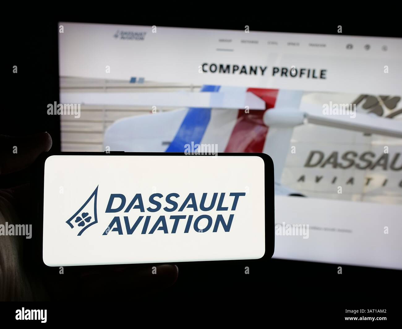 Germania. 13 marzo 2025. In questa immagine, una persona ha in mano uno smartphone con il logo della società francese Dassault Aviation S.A. sullo schermo davanti al sito Web. Credito: SOPA Images Limited/Alamy Live News Foto Stock