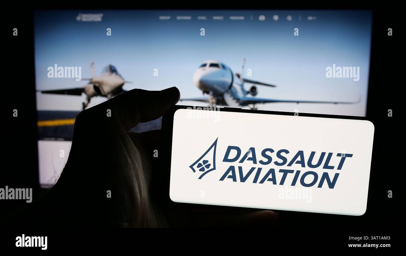 Germania. 13 marzo 2025. In questa immagine, una persona ha in mano un telefono cellulare con il logo della società francese Dassault Aviation S.A. sullo schermo davanti alla pagina Web. Credito: SOPA Images Limited/Alamy Live News Foto Stock