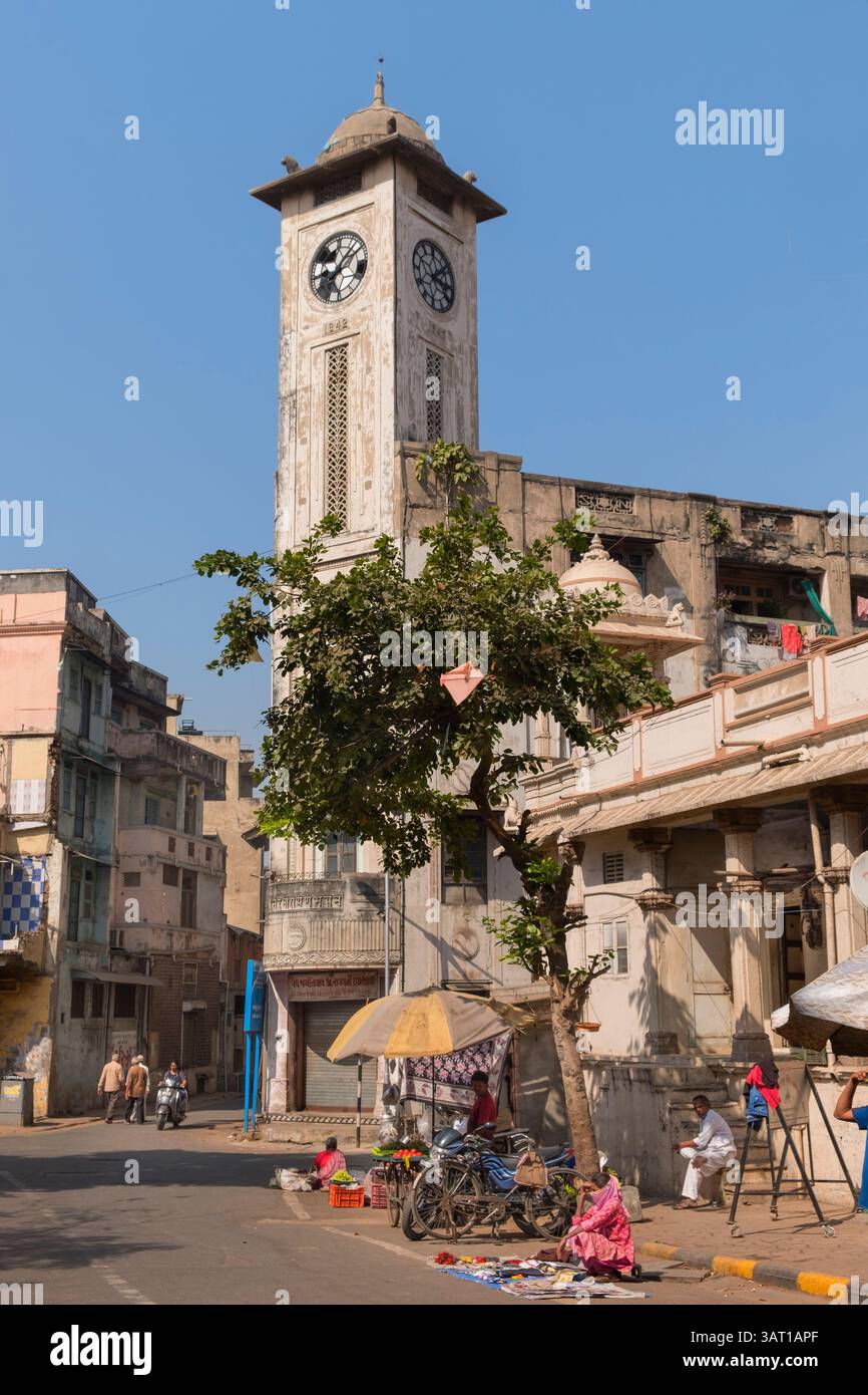 Scena di strada e torre dell'orologio vicino a Shree Swaminarayan Mandir Kalupur Ahmedabad Gujarat India Foto Stock