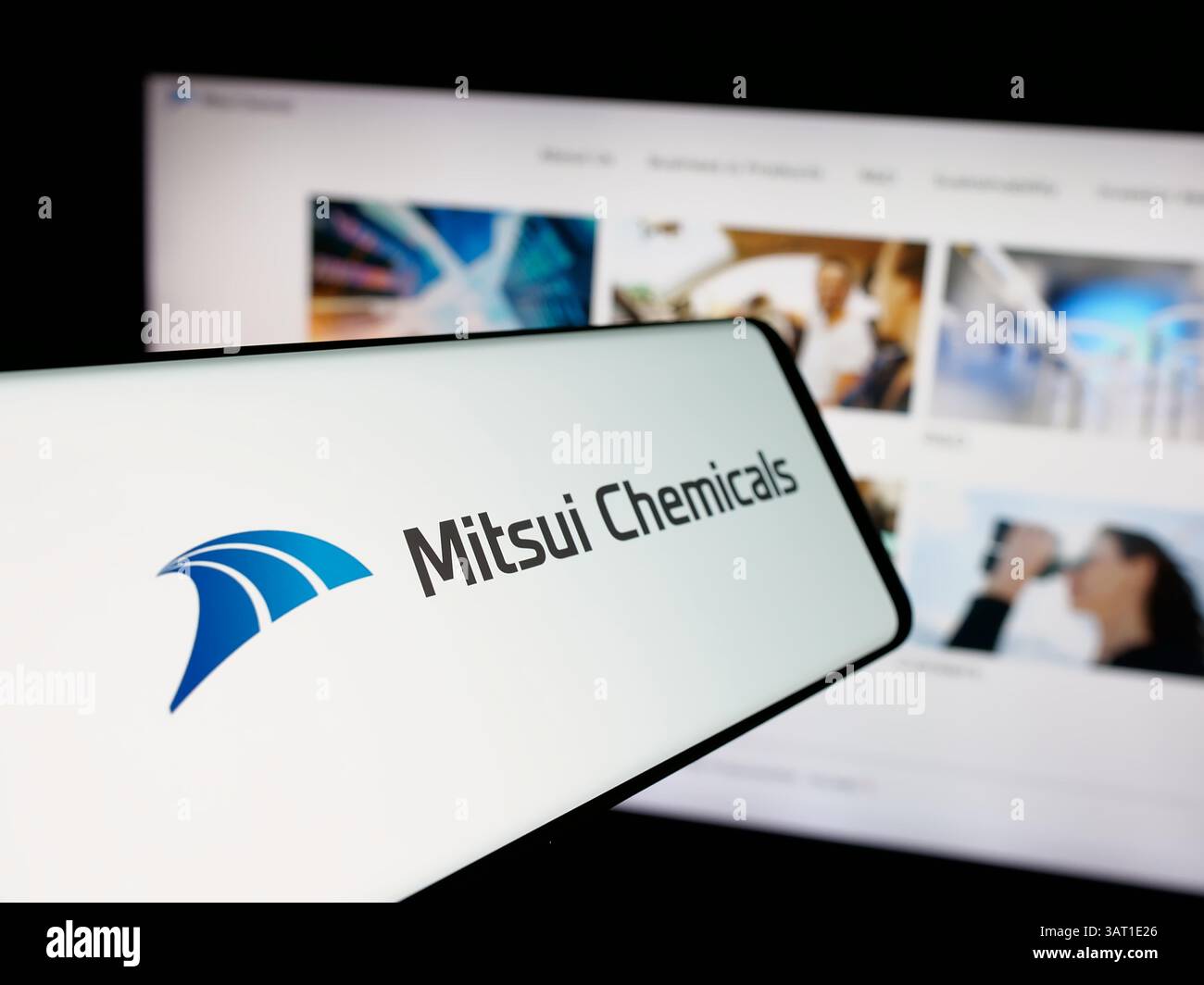 Germania. 13 marzo 2025. In questa illustrazione fotografica, uno smartphone con il logo dell'azienda giapponese Mitsui Chemicals Inc. È visibile sullo schermo davanti al sito Web. (Immagine di credito: © Timon Schneider/SOPA Images via ZUMA Press Wire) SOLO PER USO EDITORIALE! Non per USO commerciale! Foto Stock