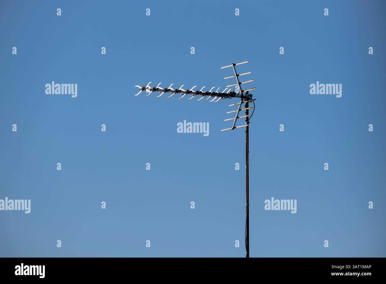 Un'antenna televisiva analogica alta su un poleset contro un cielo blu brillante, Worcestershire, Inghilterra. Foto Stock