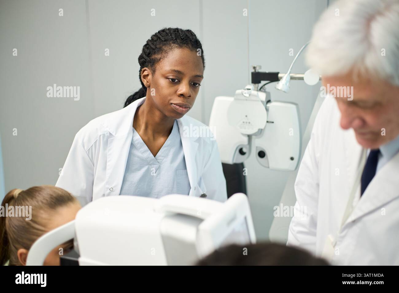 Professionisti medici che esaminano i pazienti in clinica Foto Stock