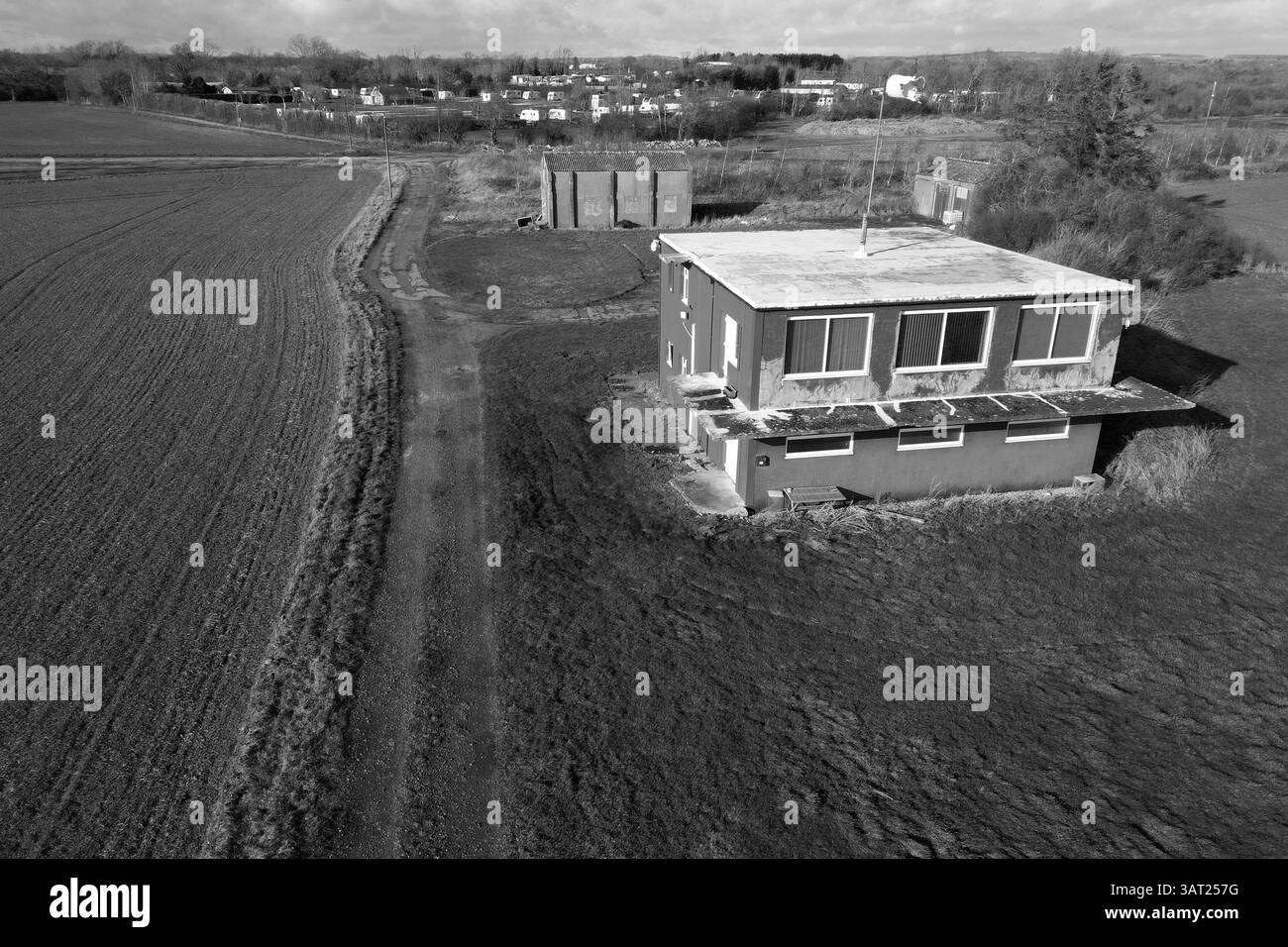 Vista aerea della torre di controllo RAF Wombleton e dell'aeroporto militare della seconda guerra mondiale. Stazione di bombardieri militari RCAF Watch Office capannone di vigili del fuoco e negozio di volo notturno Foto Stock