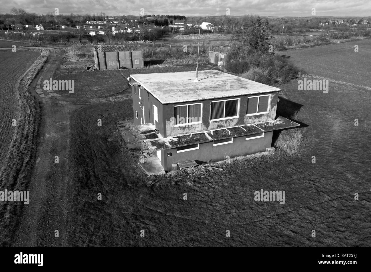 Vista aerea della torre di controllo RAF Wombleton nel nord dello Yorkshire, campo d'aviazione militare della seconda guerra mondiale. Forma RCAF Military Bomber Station Watch Office Foto Stock