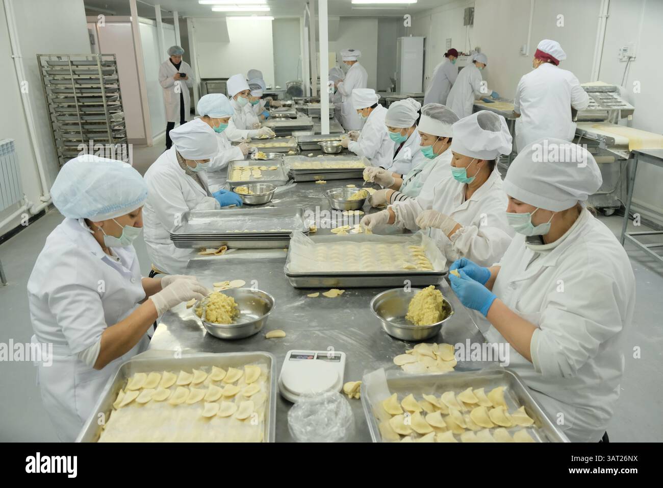 Un laboratorio per la produzione di semilavorati: Gnocchi, manti e cotolette. Foto Stock