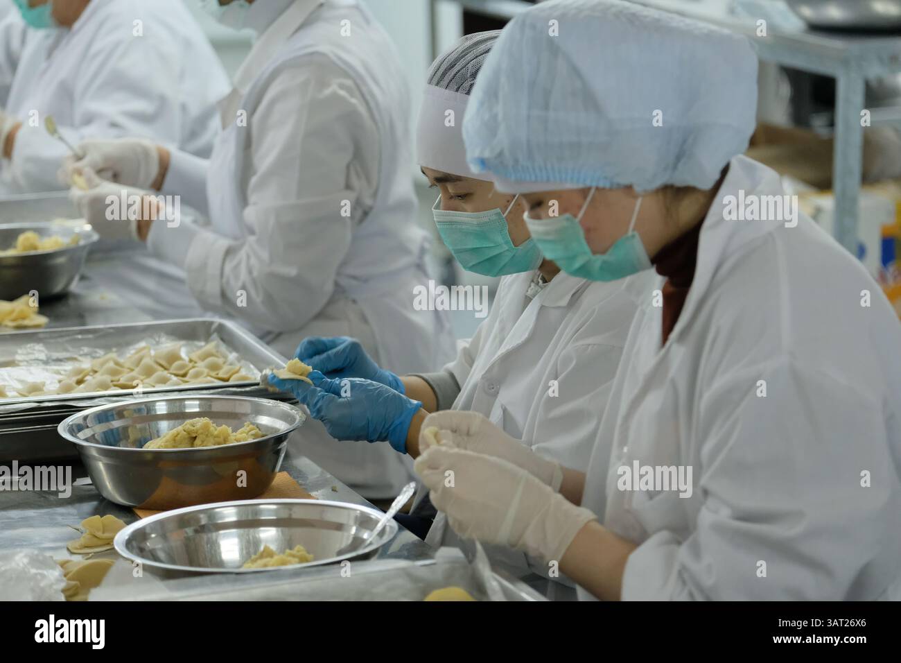 Un laboratorio per la produzione di semilavorati: Gnocchi, manti e cotolette. Foto Stock