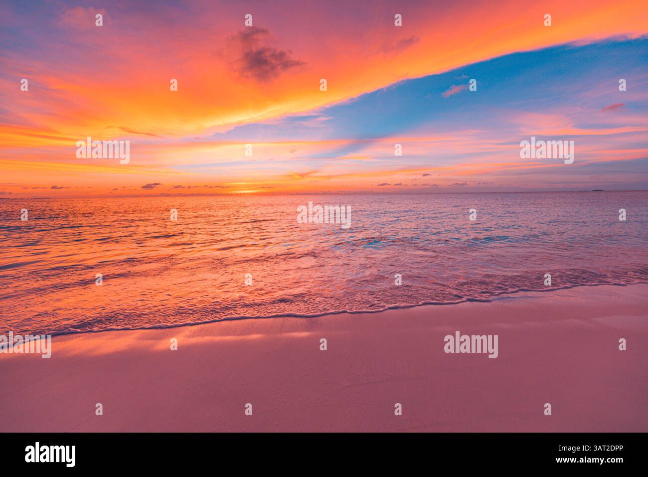 Primo piano del tramonto sulla spiaggia, sabbia dorata, mare calmo e cielo colorato, perfetto per la tranquilla natura estiva e gli sfondi di viaggio. Ispirare la meditazione Foto Stock
