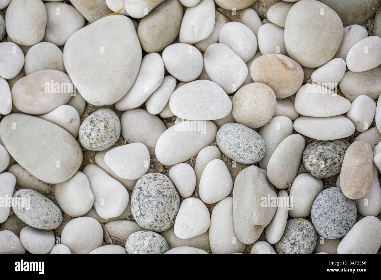 Sfondo di ciottoli naturali pietre lisce sfumature varie texture sbalorditive temi spa design naturali concetti estetici calmi carta da parati in stile minimalista Foto Stock