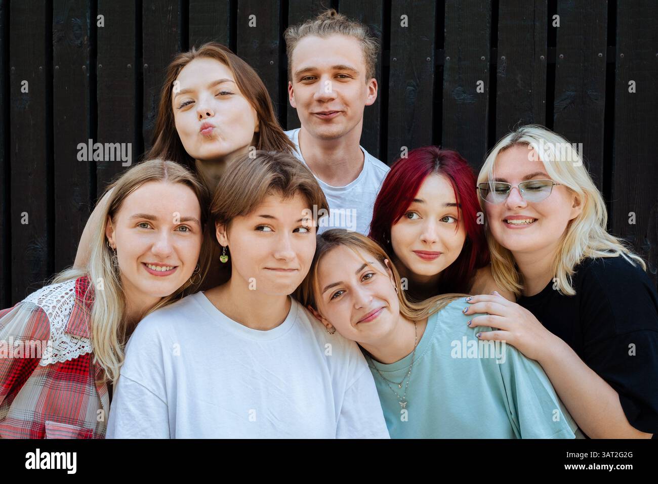 Un gruppo eterogeneo di adolescenti che posa giocosamente per un ritratto Foto Stock