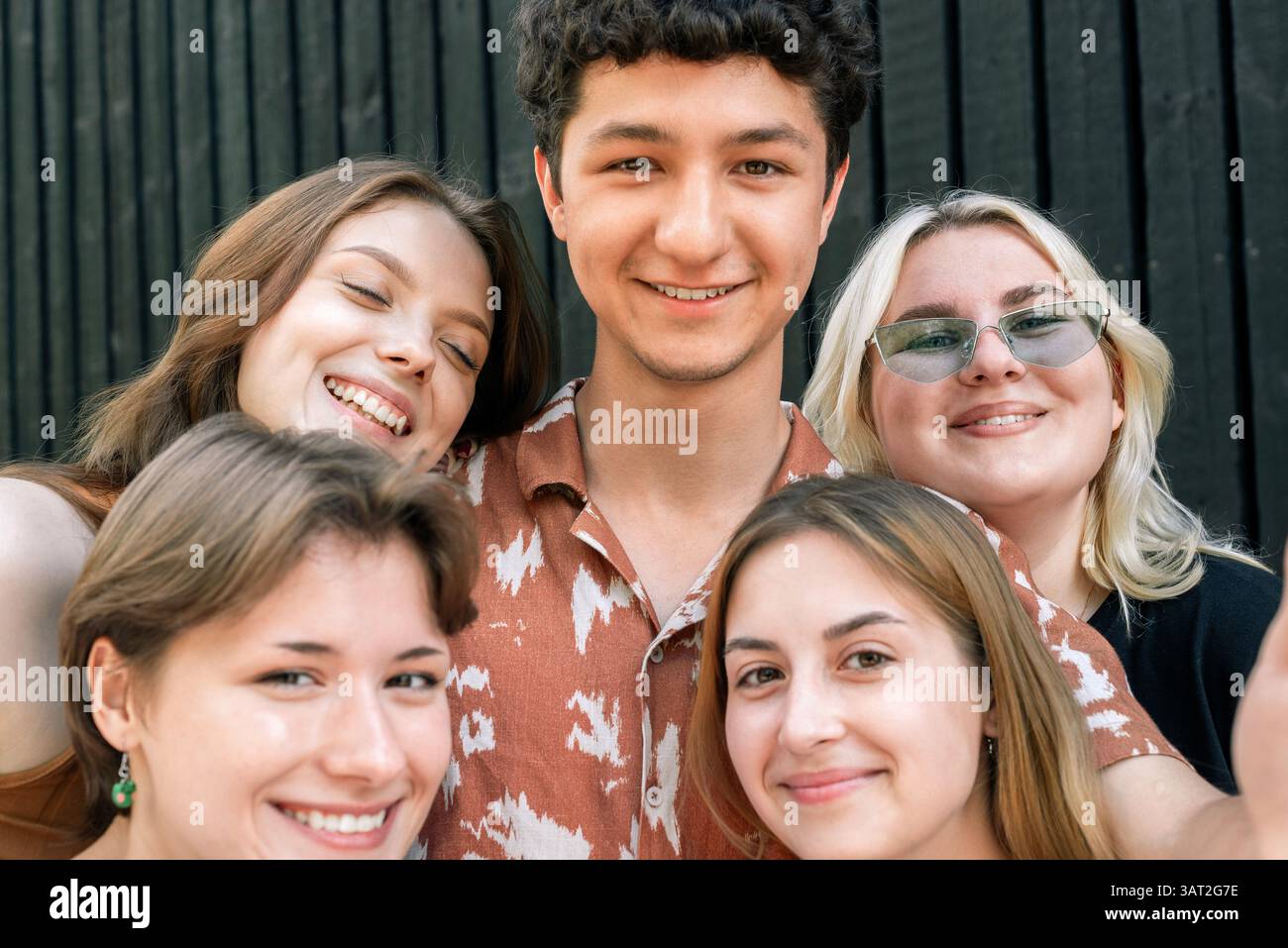 Giovani amici felici che sorridono vicino all'aperto Foto Stock
