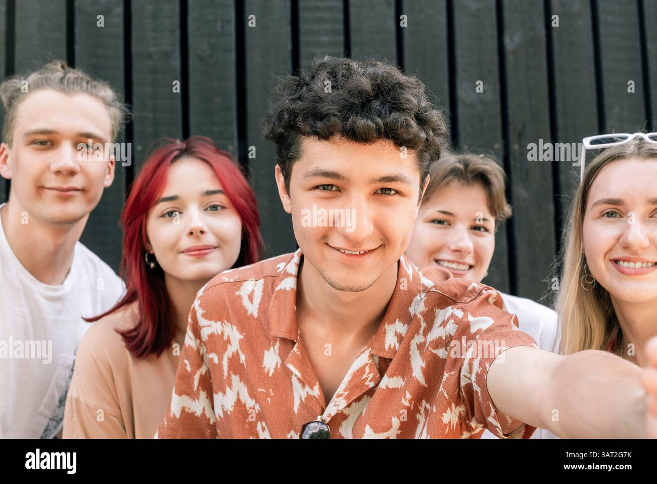 I giovani amici sorridono mentre scattano un selfie all'aperto Foto Stock