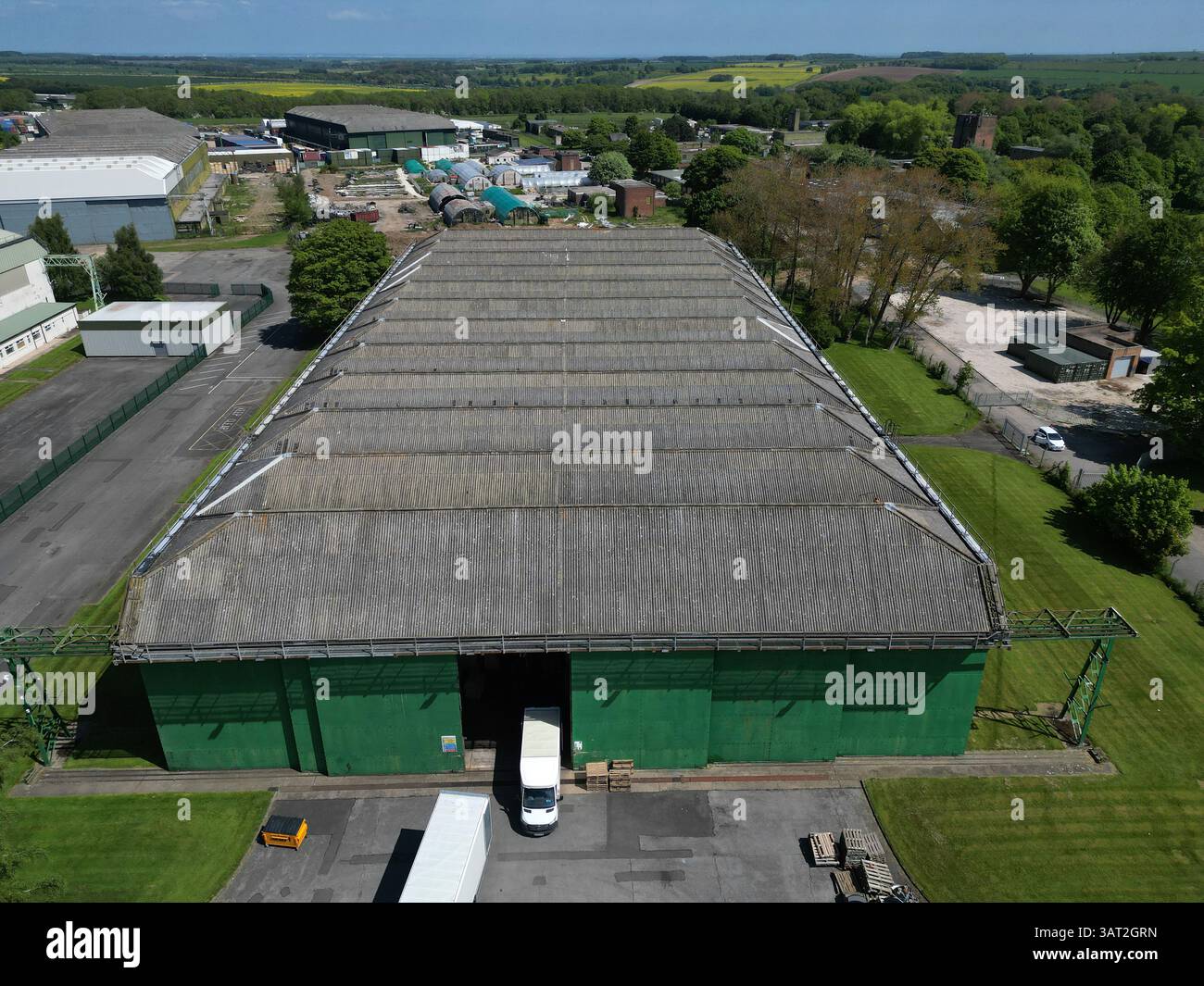 WW2 Military Architecture, C type Aircraft Hangar ex RAF Binbrook WW2 Bomber Command Airfield, e front line Cold War Interceptor station. Foto Stock