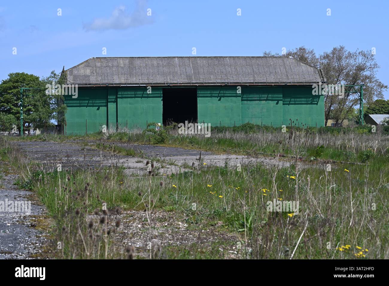 WW2 Military Architecture, C type Aircraft Hangar ex RAF Binbrook WW2 Bomber Command Airfield, e front line Cold War Interceptor station. Foto Stock
